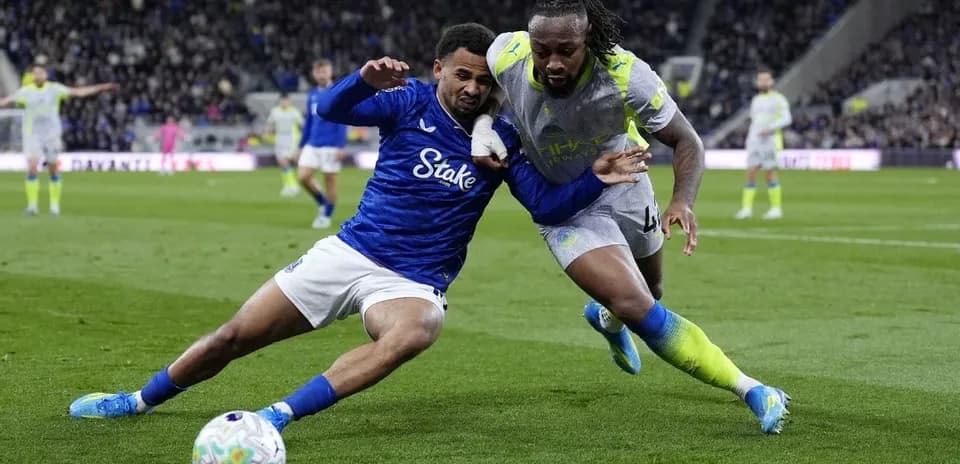 Deux joueurs se disputant le ballon sur le terrain
