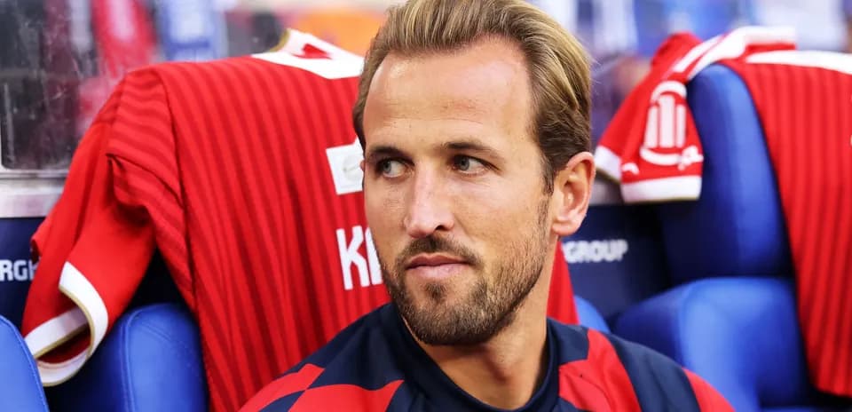Joueur assis sur le banc avec maillot rouge