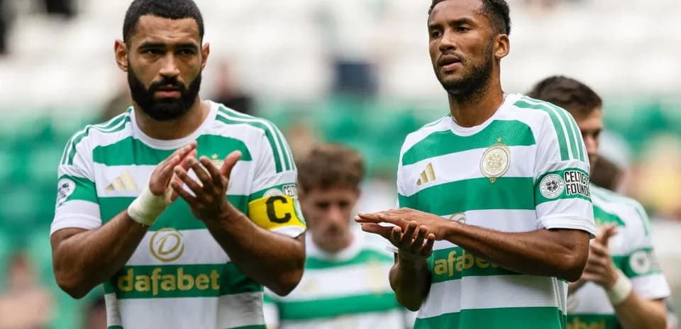 Deux joueurs de Celtic applaudissant
