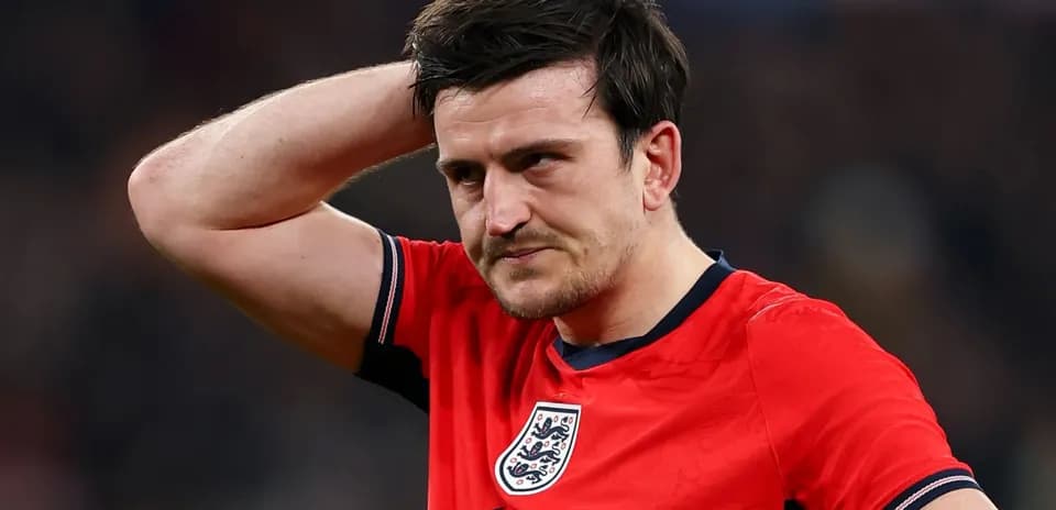 Joueur de l'Angleterre en maillot rouge, pensif
