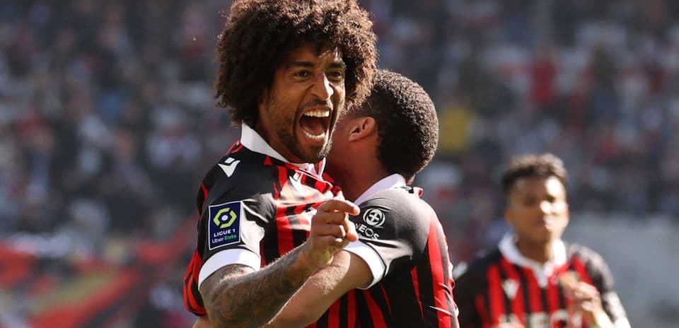 Joueurs de Nice célébrant un but ensemble