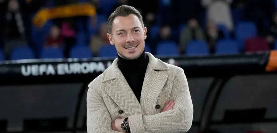 Homme souriant avec les bras croisés sur le banc