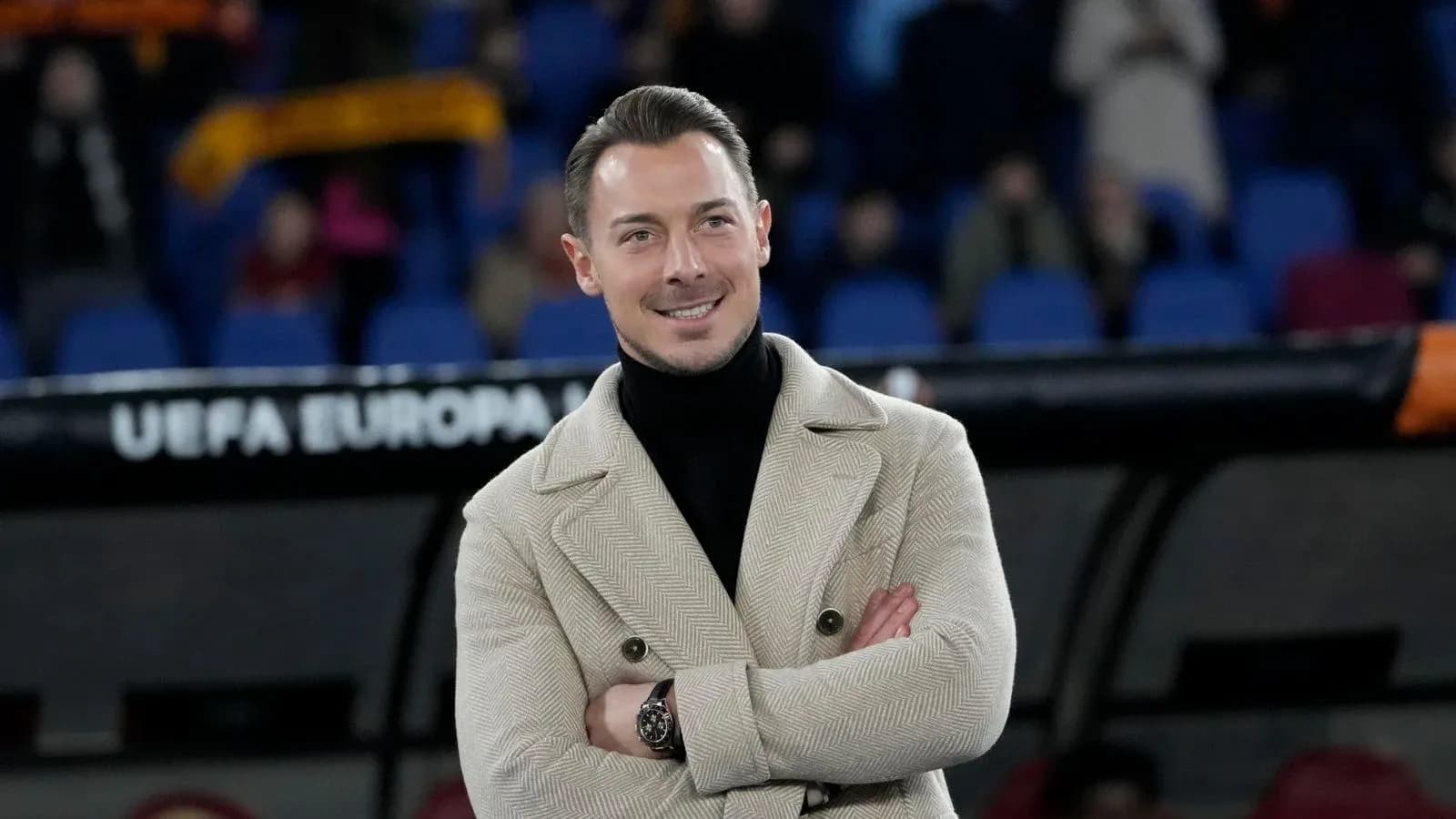 Homme souriant avec les bras croisés sur le banc