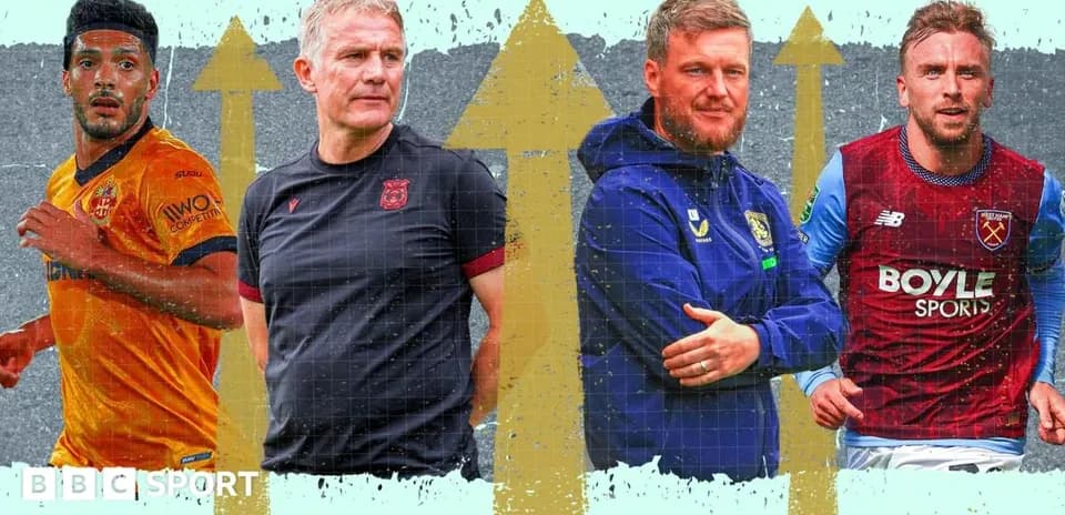 Joueurs et entraîneurs de football avec flèches vers le haut