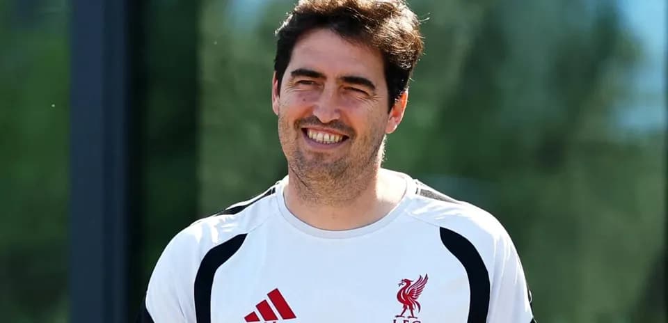 Entraîneur de Liverpool souriant lors d'une séance