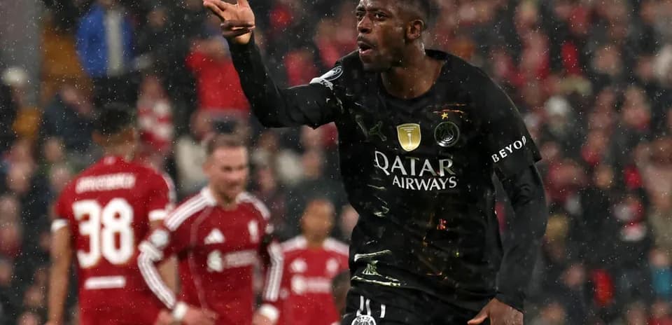Joueur du PSG célébrant sous la pluie lors du match