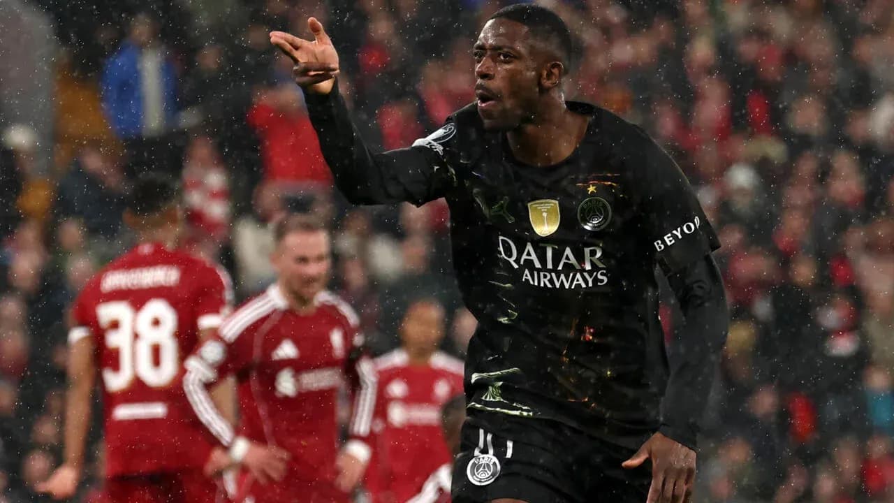 Joueur du PSG célébrant sous la pluie lors du match