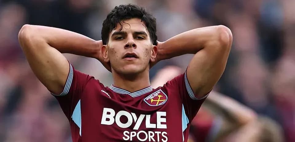 Joueur de West Ham avec les bras derrière la tête