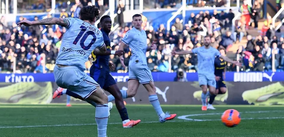 Un joueur tirant au but pendant le match