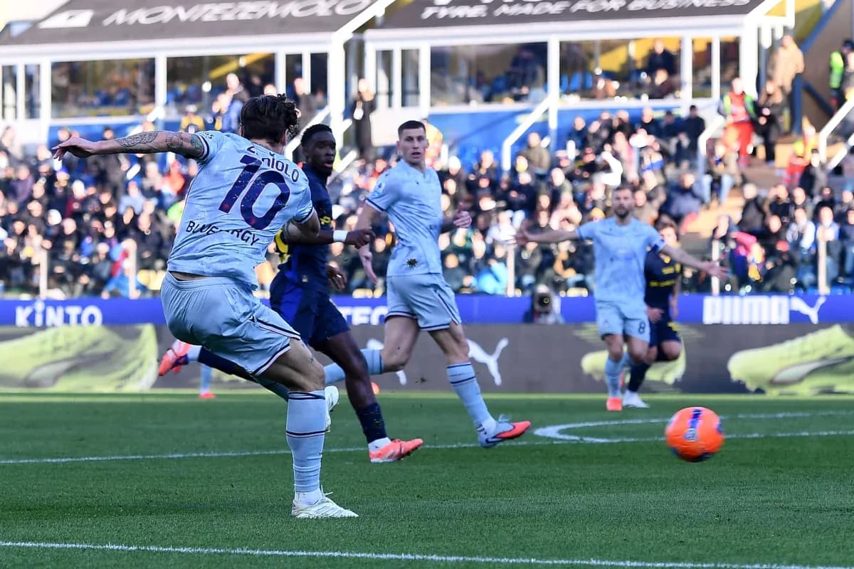 Un joueur tirant au but pendant le match