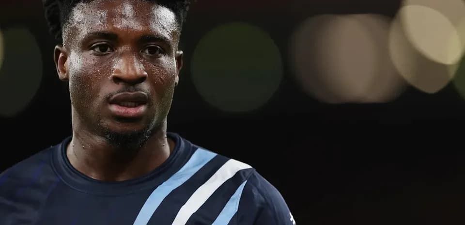 Joueur en maillot sombre regardant vers l'objectif