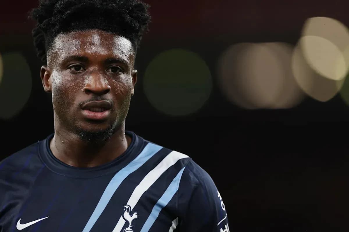 Joueur en maillot sombre regardant vers l'objectif