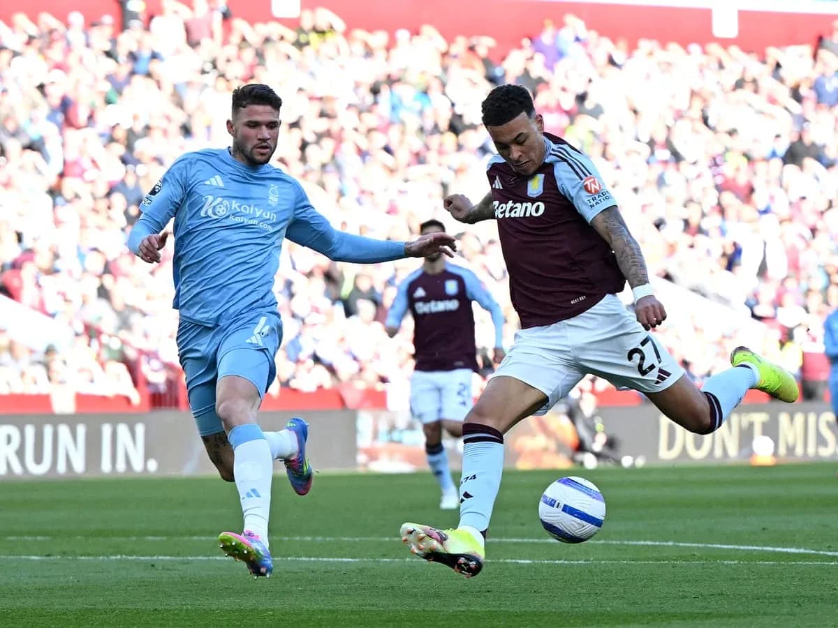 Joueurs de Nottingham Forest et Aston Villa en action