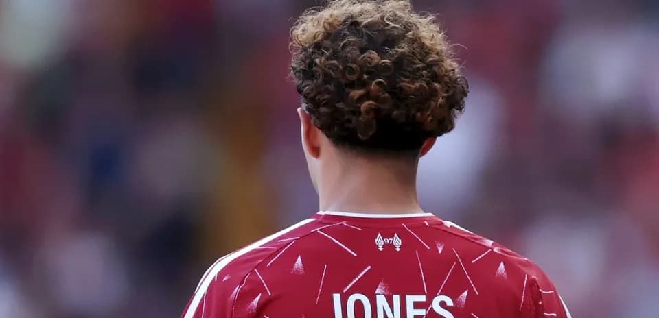 Joueur portant le maillot rouge avec le nom Jones