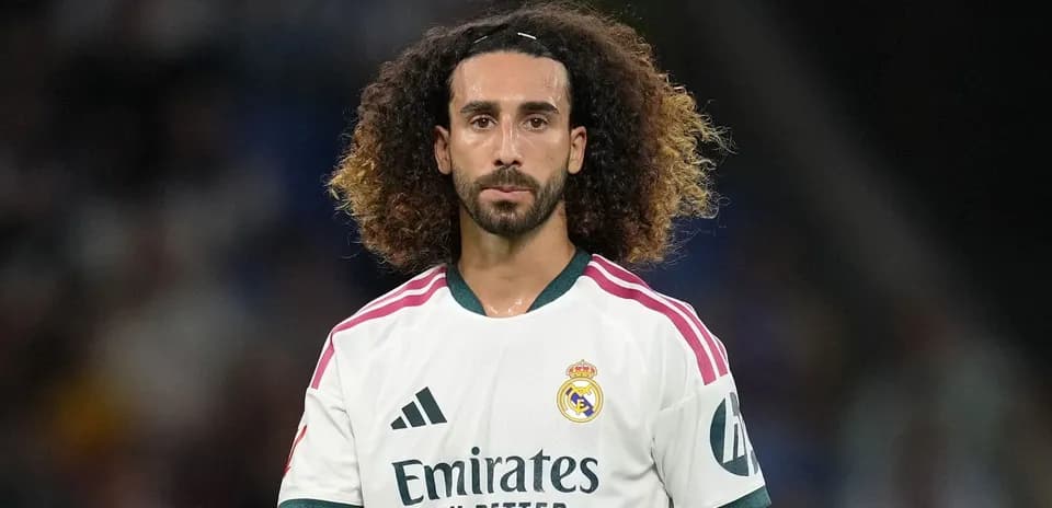Joueur de football en tenue du Real Madrid sur le terrain