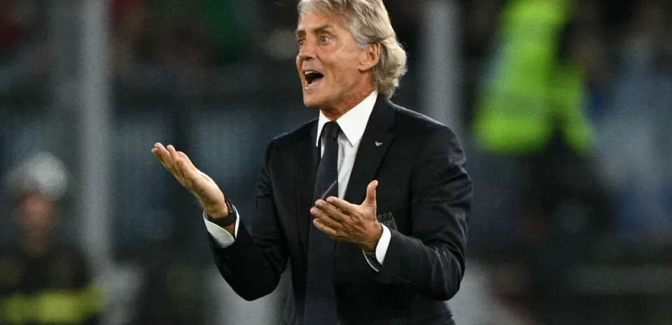 Entraîneur gesticulant sur la touche lors d'un match