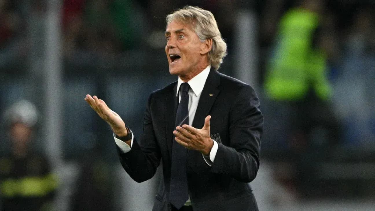 Entraîneur gesticulant sur la touche lors d'un match