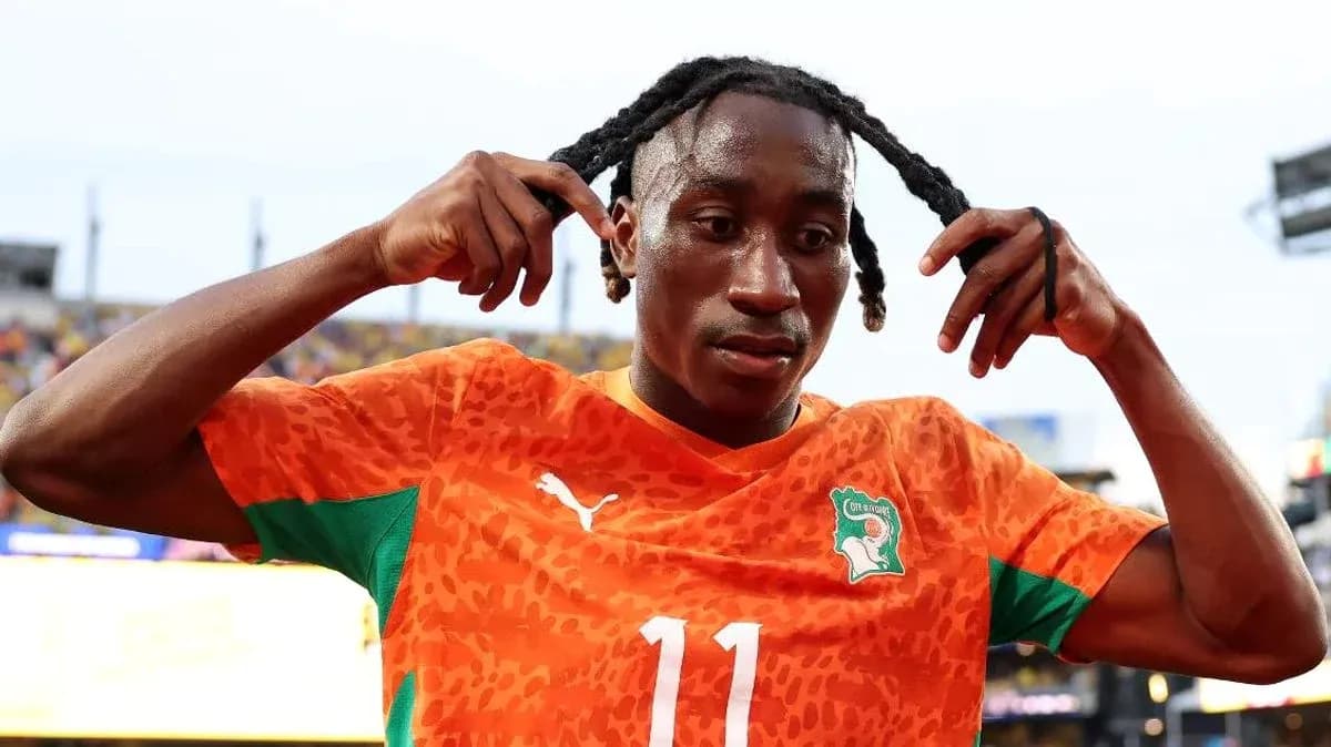 Joueur de football en maillot orange célébrant un moment