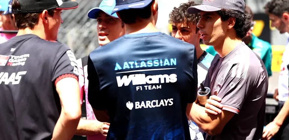 Pilotes discutant avant une course de Formule 1