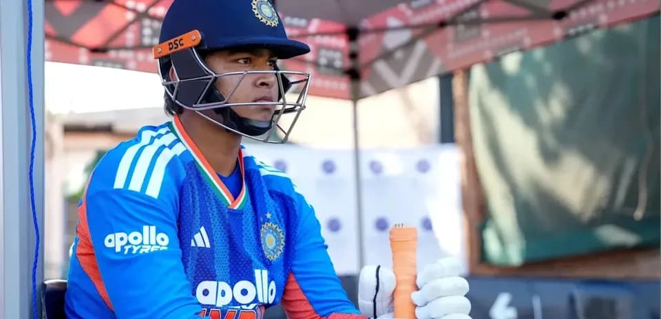 Joueur de cricket en tenue, attendant sur le banc