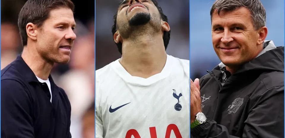 Trois entraîneurs et un joueur sur le terrain