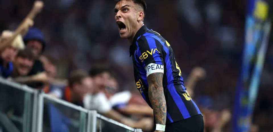 Joueur d'Inter célébrant un but devant les fans