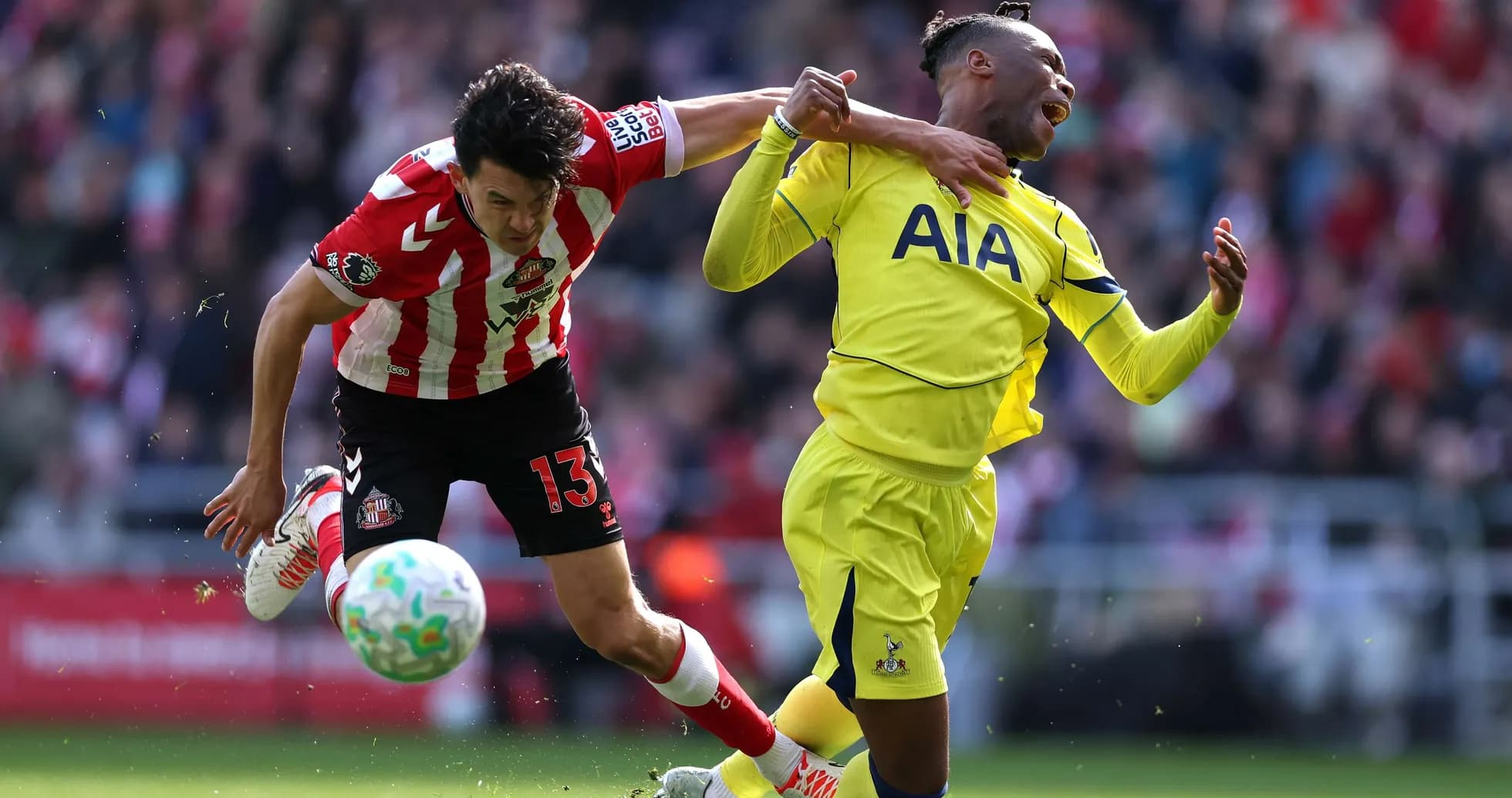 Joueurs de Sunderland et Tottenham en action