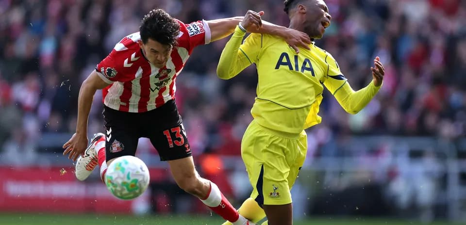 Joueurs de Sunderland et Tottenham en action