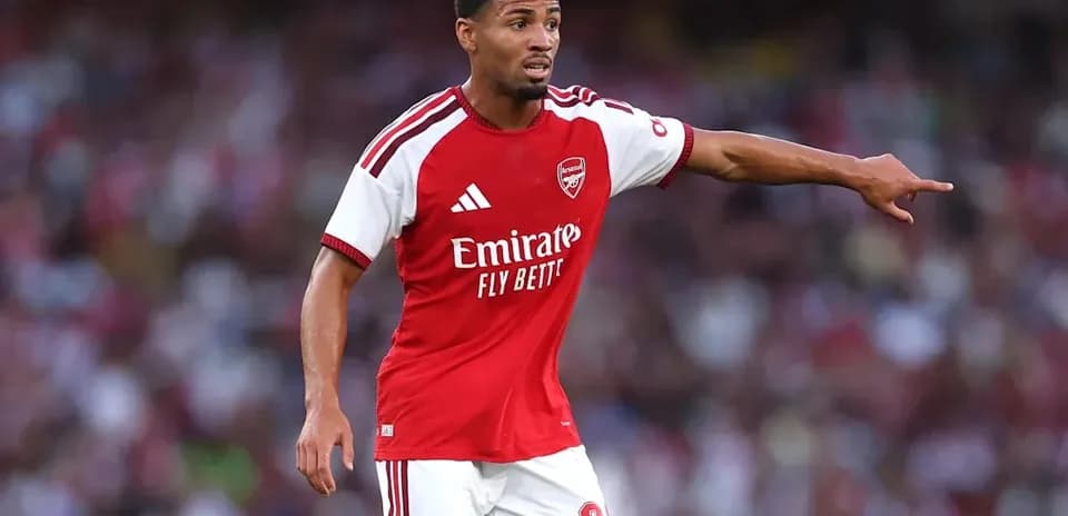 Joueur d'Arsenal indiquant une direction sur le terrain