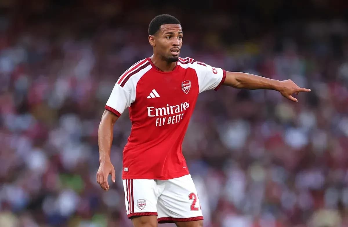 Joueur d'Arsenal indiquant une direction sur le terrain