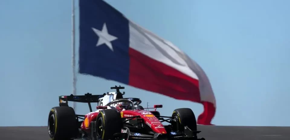 Voiture de F1 avec drapeau du Texas en arrière-plan