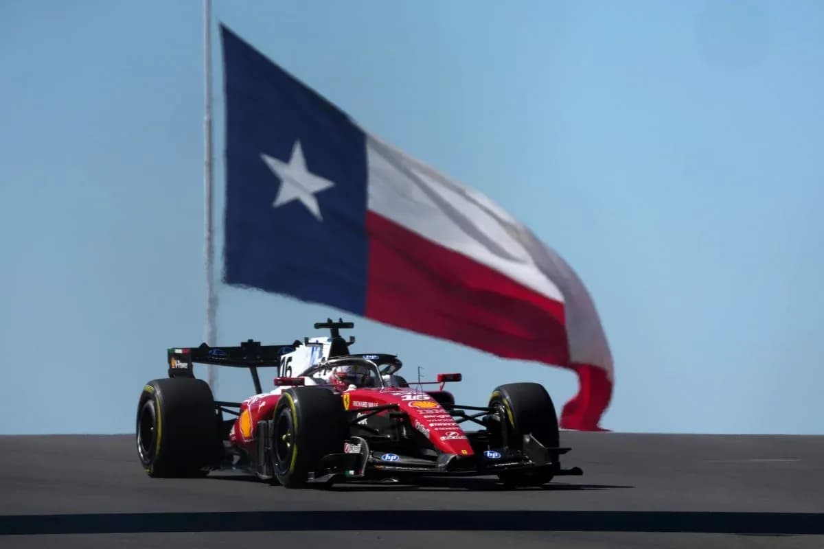 Voiture de F1 avec drapeau du Texas en arrière-plan