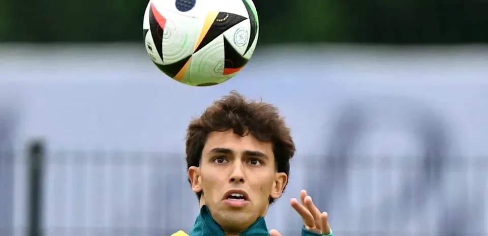 Joueur contrôlant un ballon lors d'un entraînement