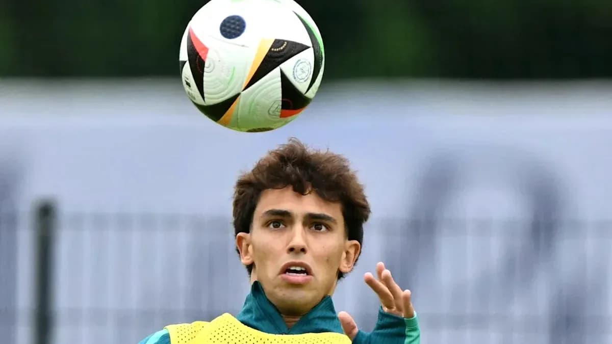 Joueur contrôlant un ballon lors d'un entraînement
