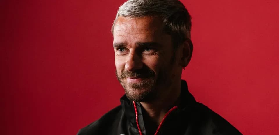 Homme souriant devant un fond rouge