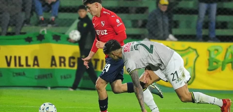 Joueur d'Independiente dribblant un adversaire
