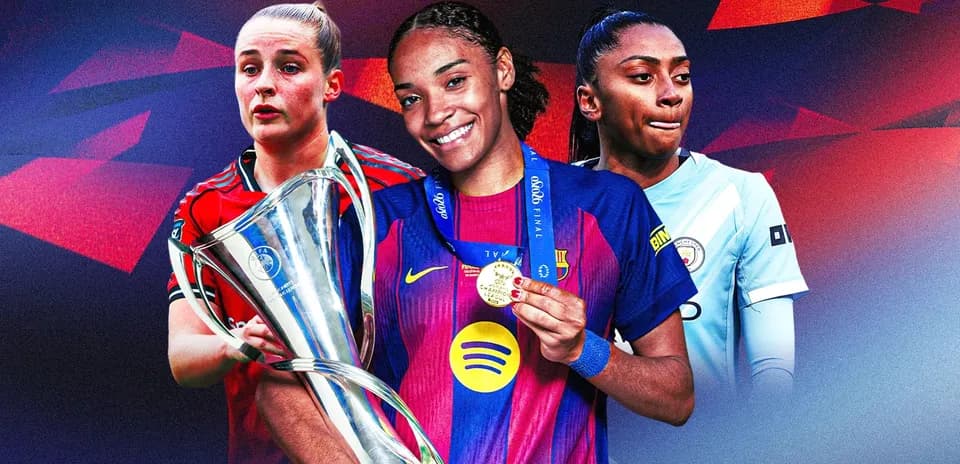 Trois joueuses de football avec un trophée et médailles