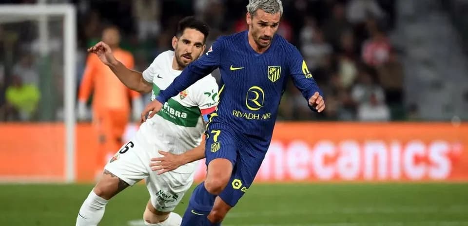 Antoine Griezmann dribble pendant le match