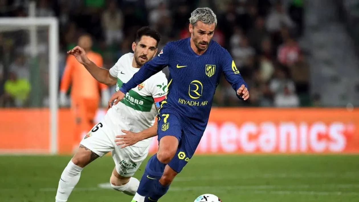 Antoine Griezmann dribble pendant le match