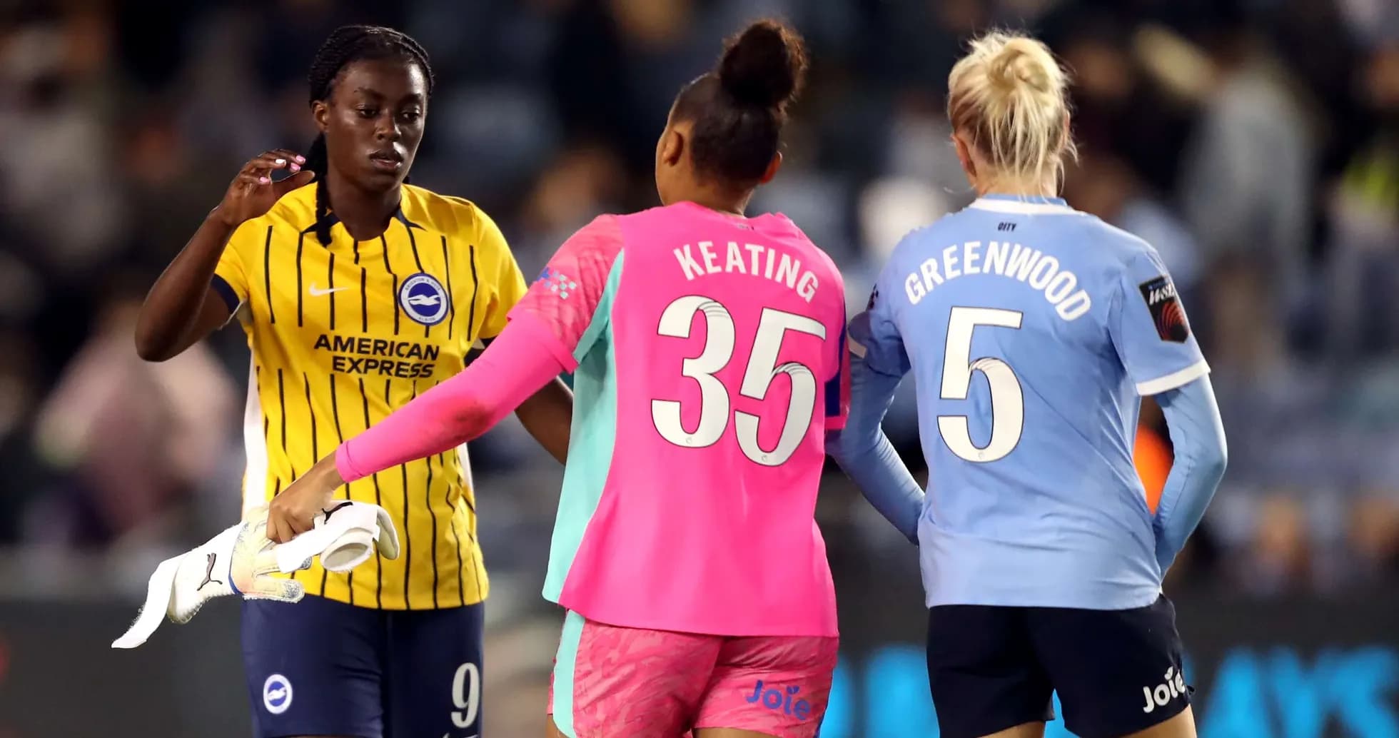 Trois joueuses pendant un match de football