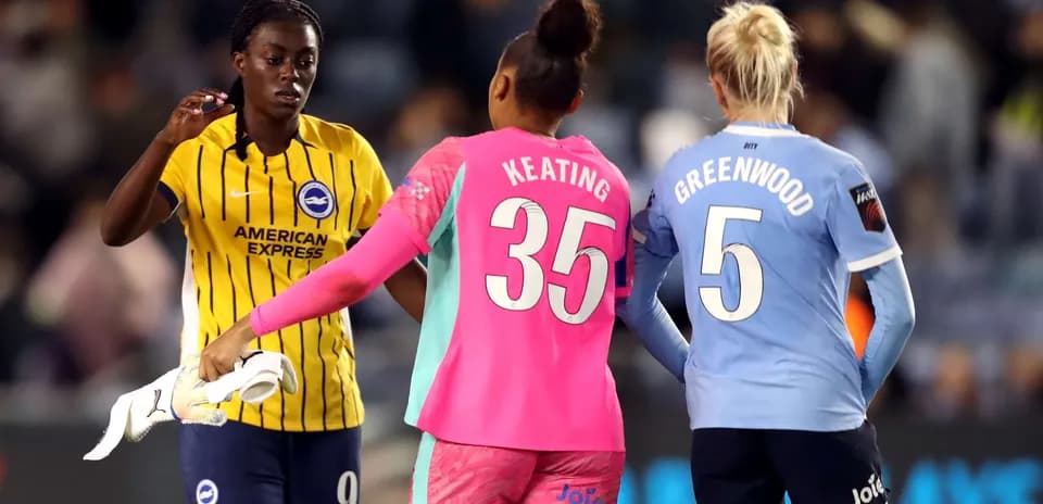 Trois joueuses pendant un match de football