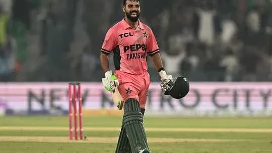 Joueur de cricket en tenue rose célébrant sur le terrain