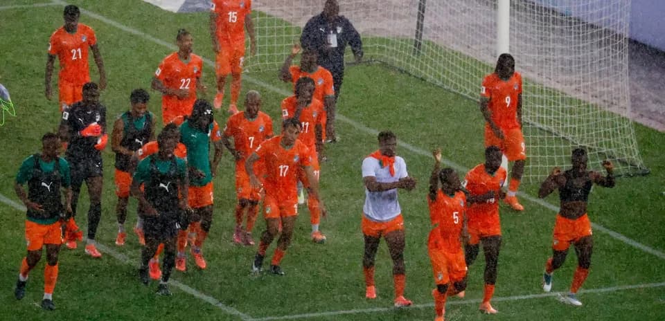 Joueurs de la Côte d'Ivoire célébrant sur le terrain