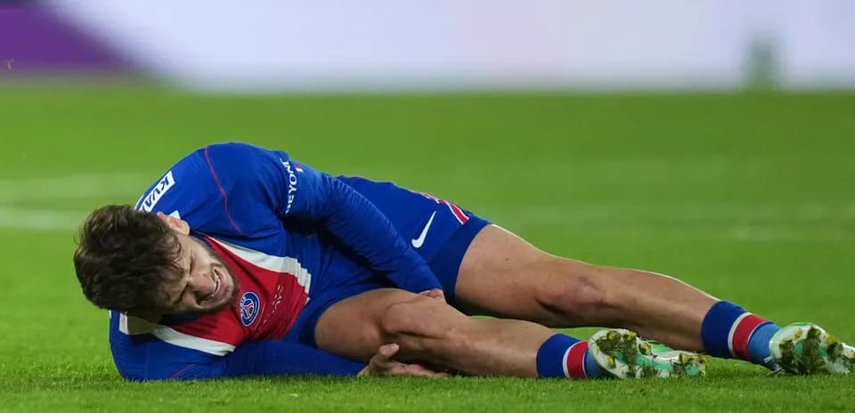 Joueur de football blessé au sol pendant un match
