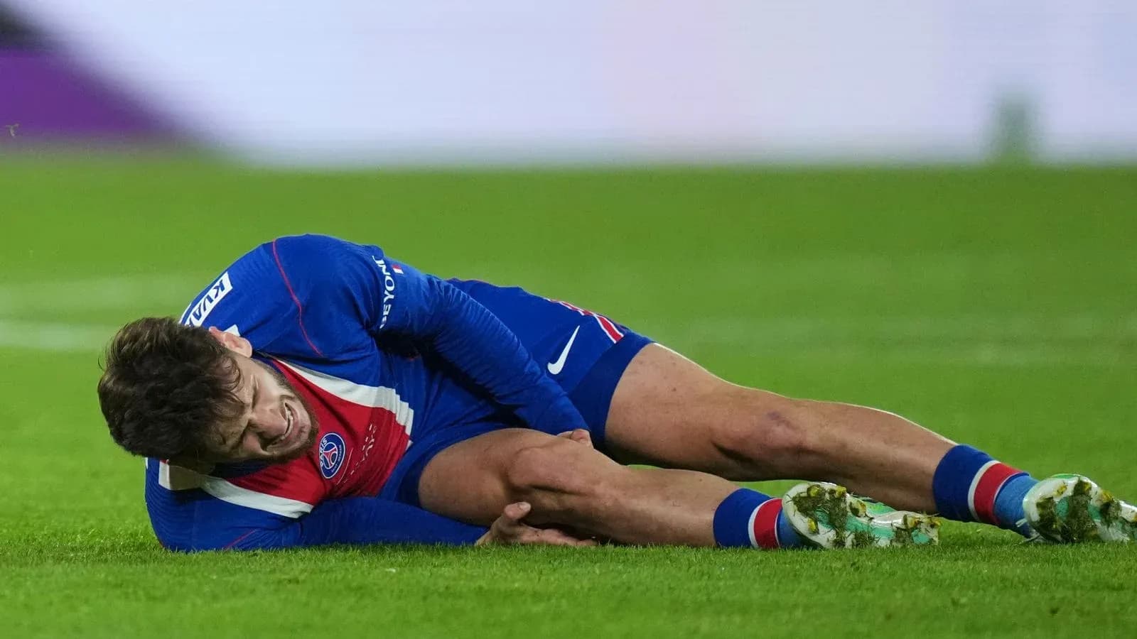 Joueur de football blessé au sol pendant un match