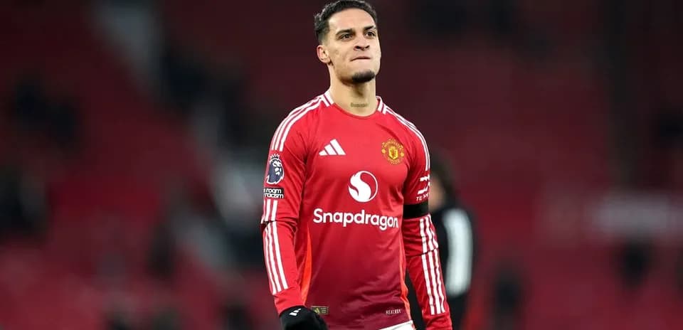 Joueur de Manchester United en maillot rouge sur le terrain