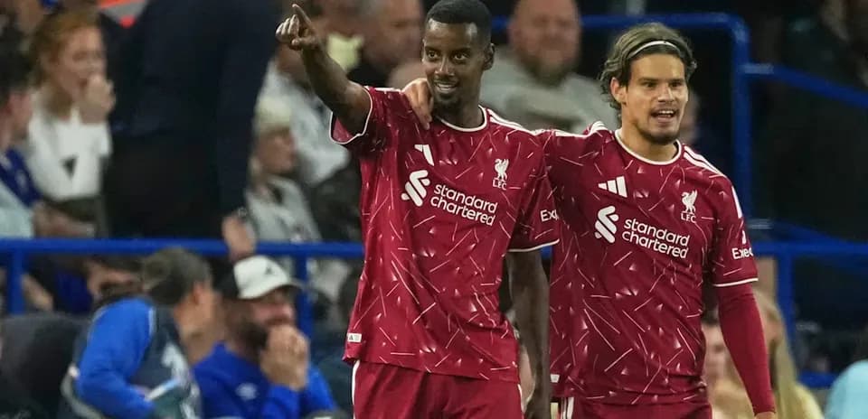 Joueurs de Liverpool célébrant un but ensemble