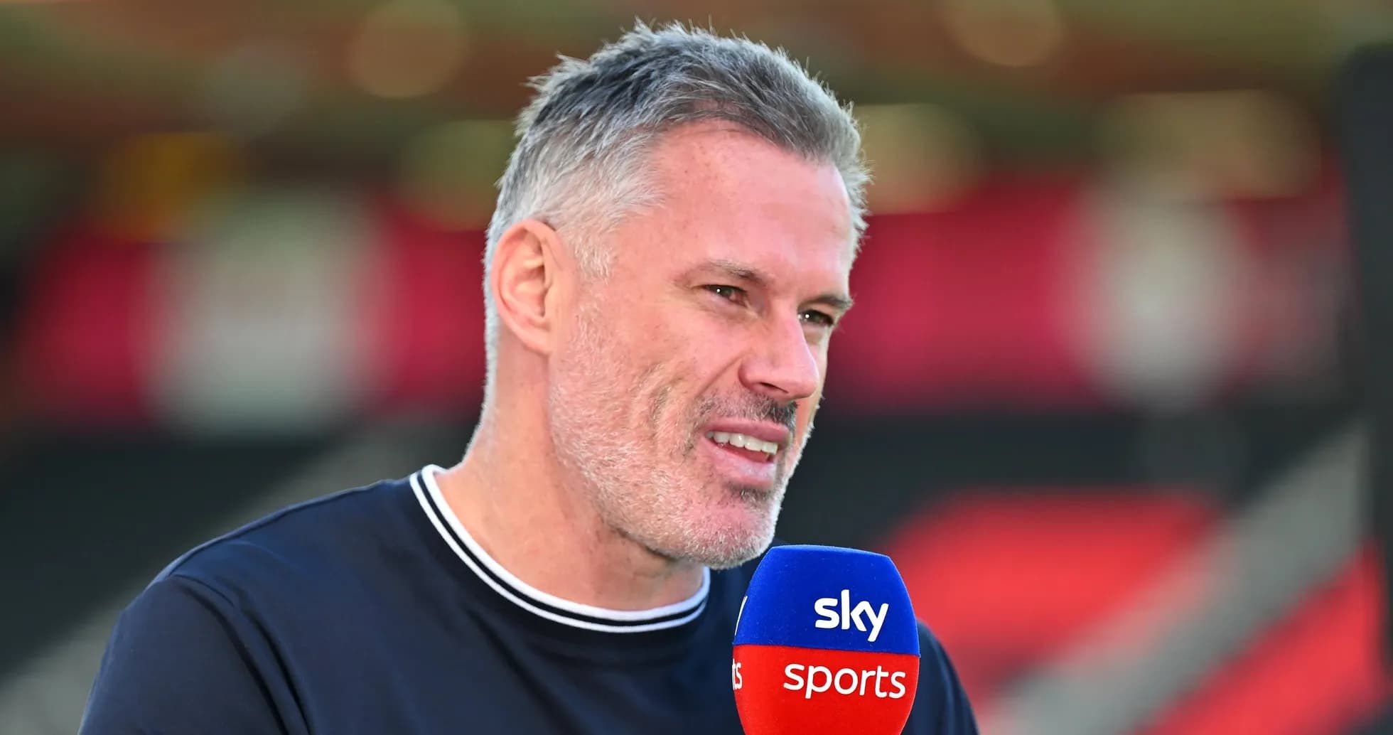 Commentateur parlant dans un microphone Sky Sports
