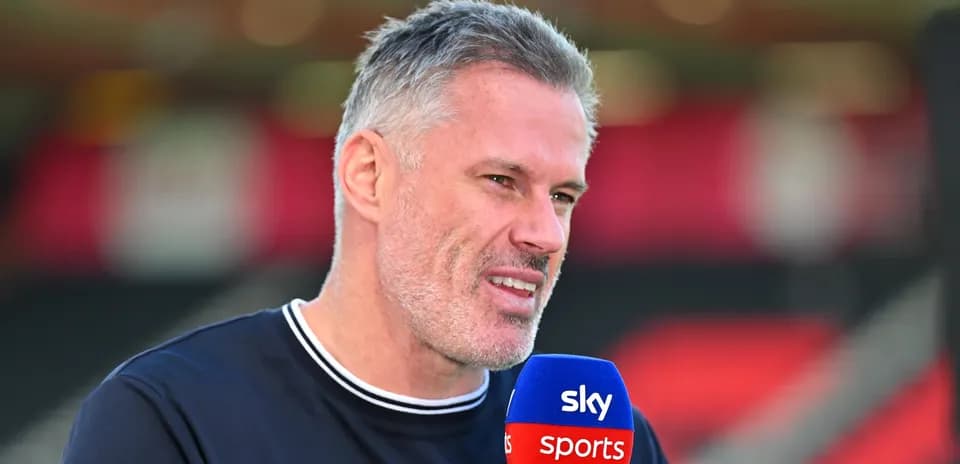 Commentateur parlant dans un microphone Sky Sports