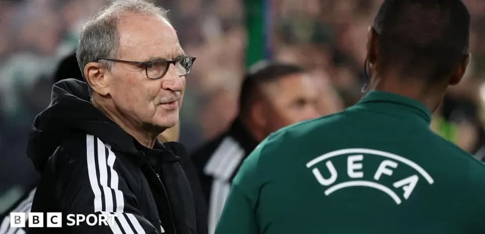 Entraîneur saluant un officiel de l'UEFA